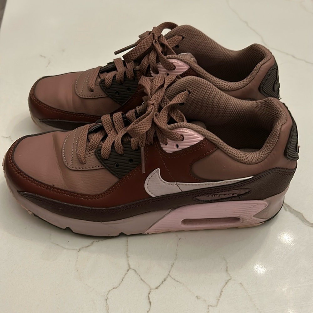 Women’s nike gym shoe. Listed as 5Y but fits women size 7. Great condition